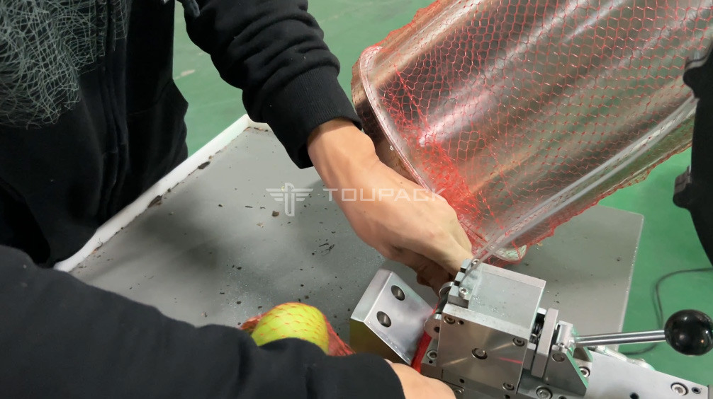Pabrik Industri Semi Otomatis Mesh Net Bag Berat Penghitungan Jaring Pemotongan Mesin Kemasan Untuk Buah Pisang