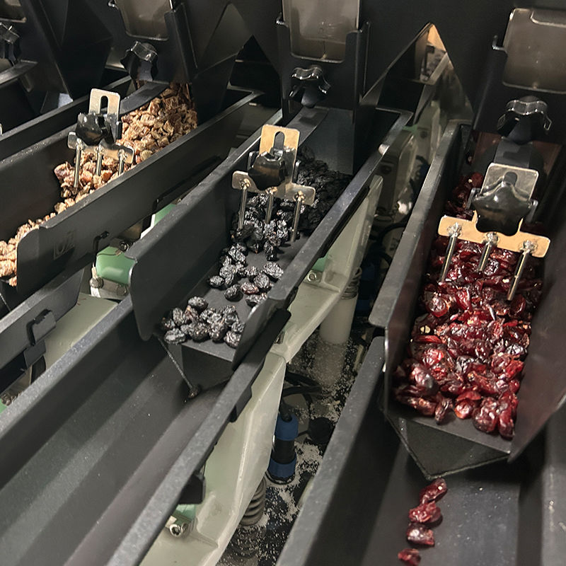 Mesin Pengemas Kantong Prefabrikasi Pakan Burung Mesin Pengemas Makanan Anjing Makanan Kucing Peralatan Pengemas Granul Multifungsi Mesin Timbang Multihead