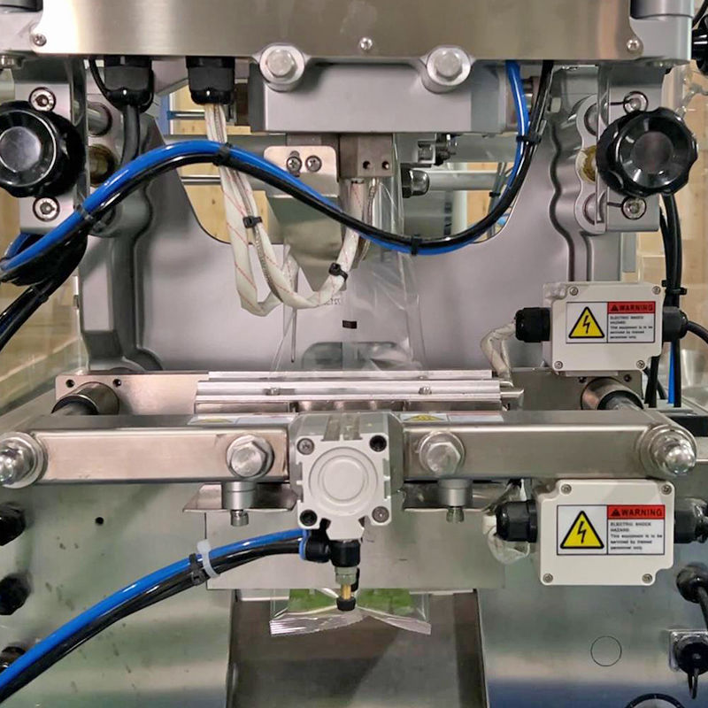 Mesin Pengemas Granul 200g 500g Otomatis Penuh VFFS Penimbangan Segel Kantong Kemasan Permen Makanan Ringan Mesin Pengemas Nitrogen