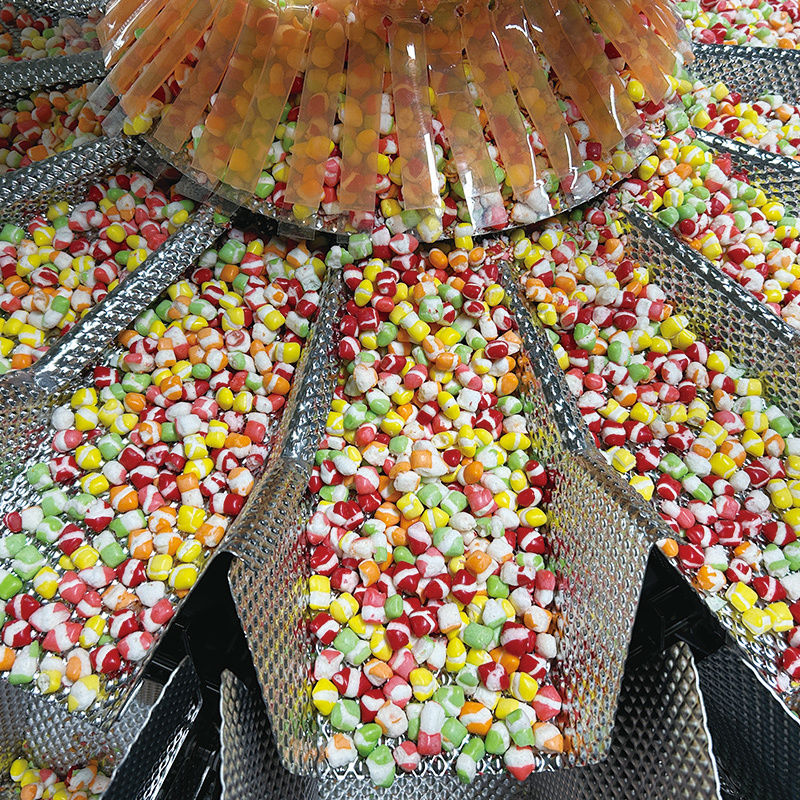 Mesin Pengemas Granul 200g 500g Otomatis Penuh VFFS Penimbangan Segel Kantong Kemasan Permen Makanan Ringan Mesin Pengemas Nitrogen