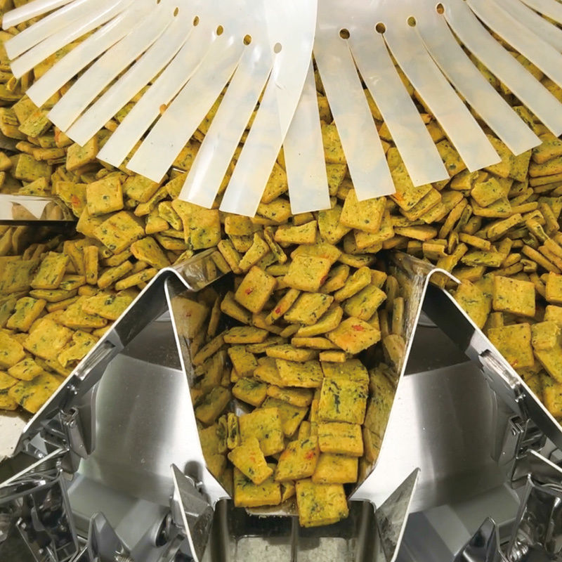 Kualitas Tinggi Vertikal Otomatis Partikel Kuantitatif Snack Makanan Penutup Penuh Pengemasan VFFS Mesin Menimbang dan Pengemasan